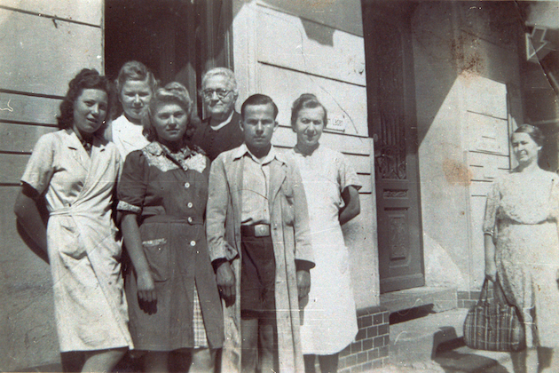 Liselotte Manig, Gerda Pehlke, Hedwig Lehmann, Marie Bauer, Dieter Lehmann, Vera Krüger (v.l.n.r) 1944, Foto: © Unbekannt
