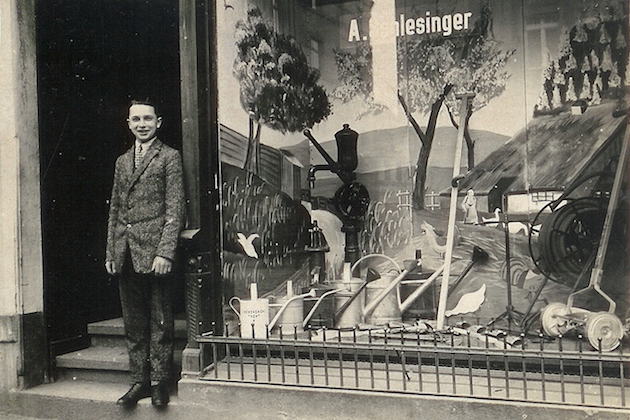 Kurt Schlesinger vor dem elterlichen Ladengeschäft, Foto: © Nachlass Schlesinger